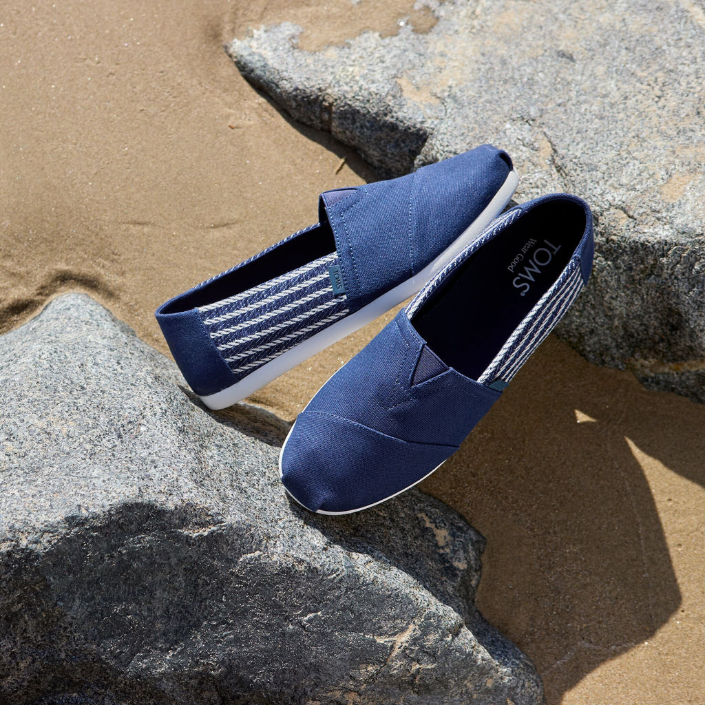 Laydown detail image of the Men's navy stripe canvas Alpargata