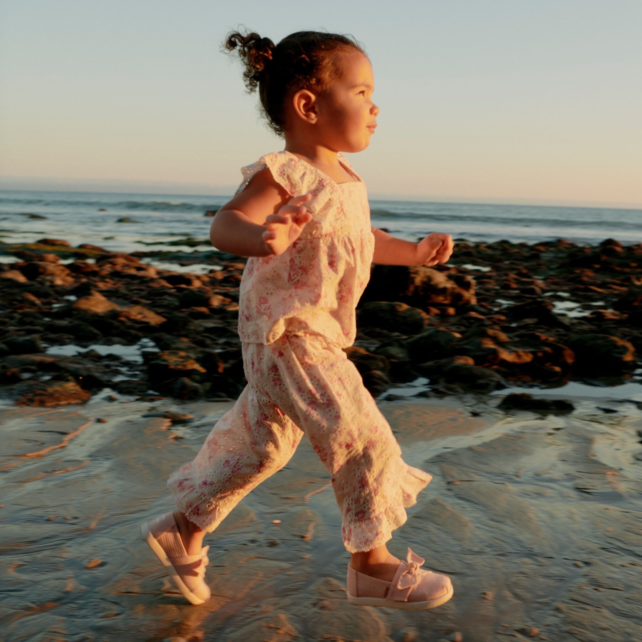 On figure image of the Toddler Bloom bow Alpargata in bloom dot print