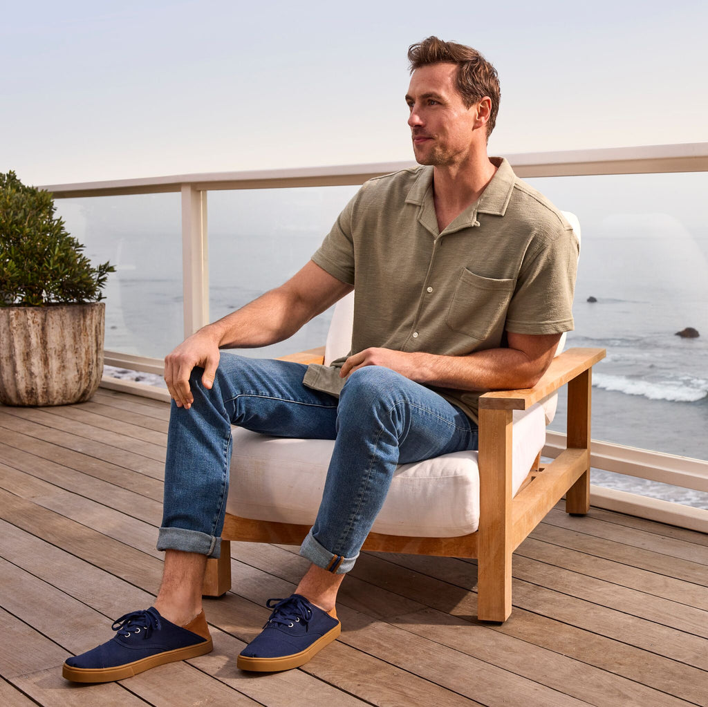 On model mage of the Men's navy Cordones lace up sneaker