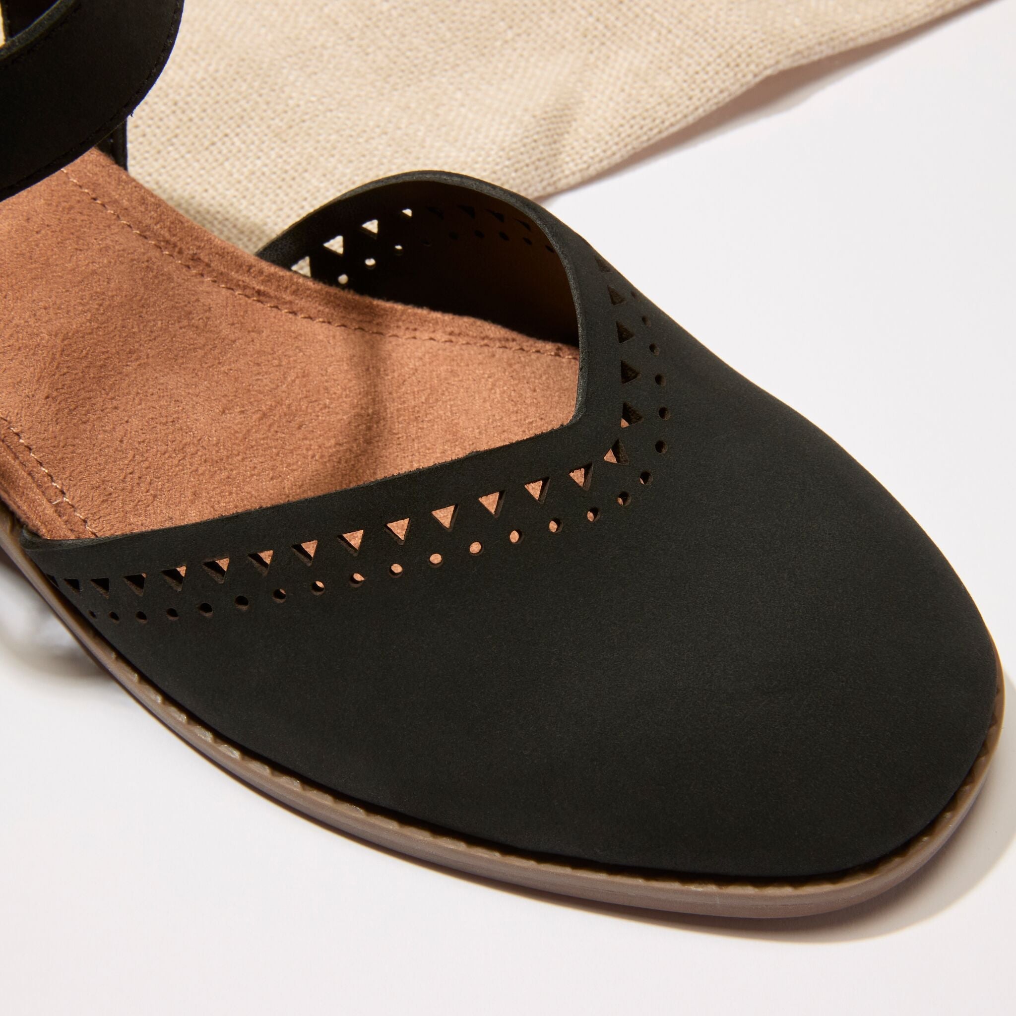 クラシック jACoueline Womens Jaclyn Heel Black Perforated Leather – TOMS.com