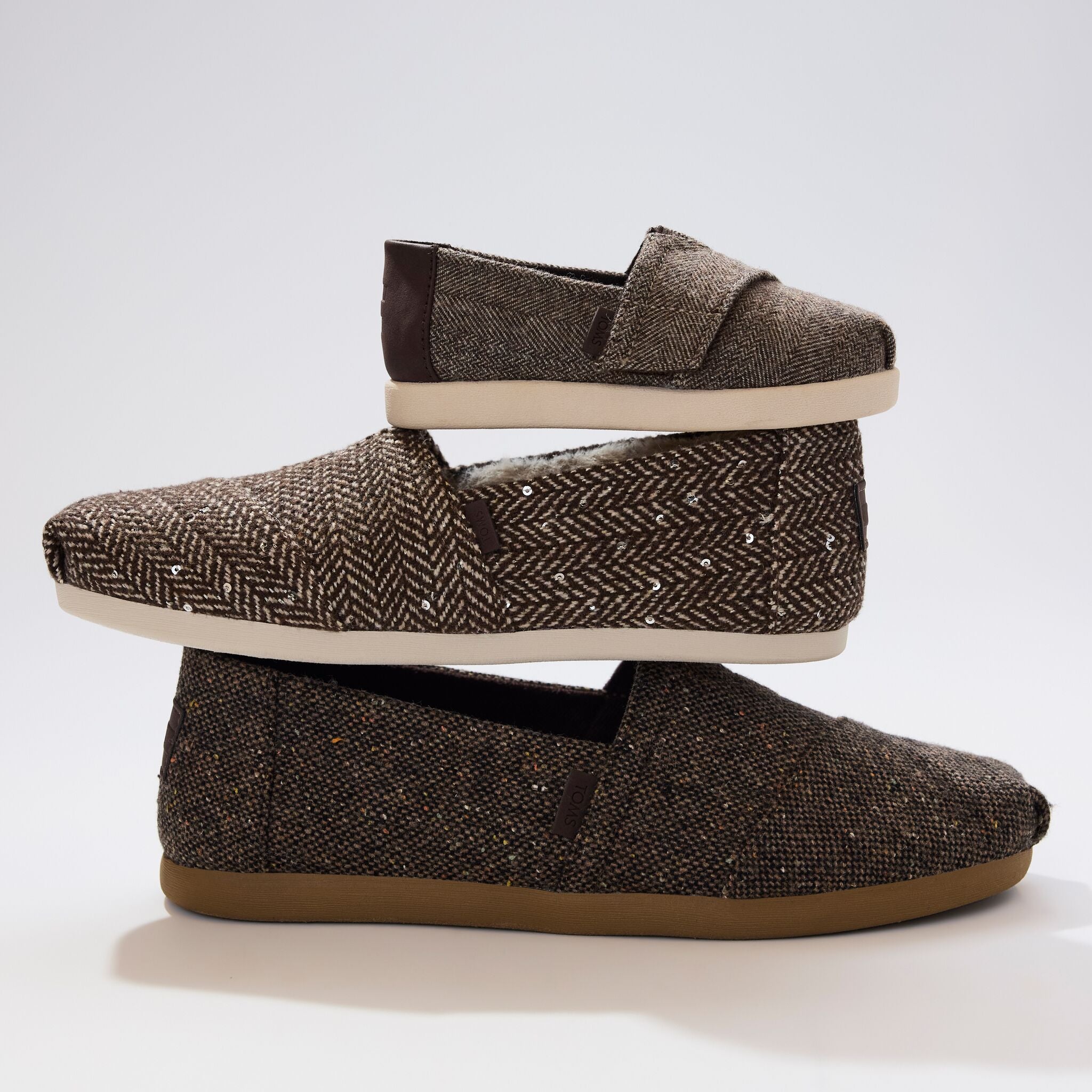 Laydown image of the brown flecked Alpargata Classic