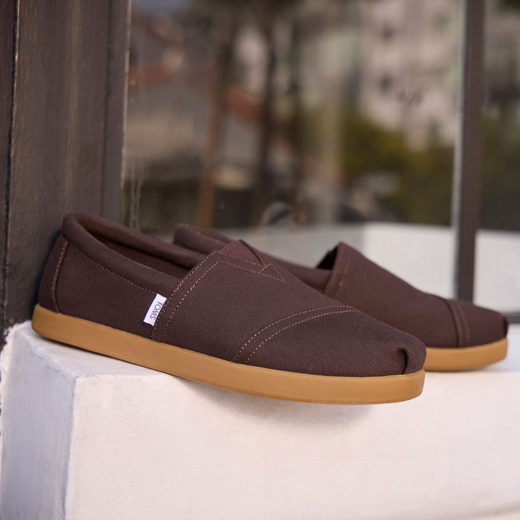 Laydown image of the chocolate brown Alp FWD