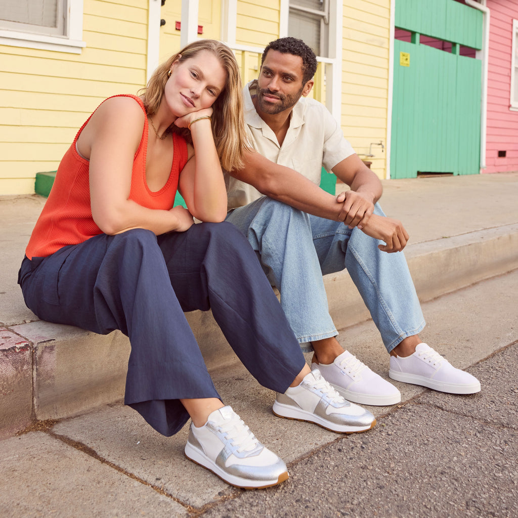 Women's Trvl Lite Retro Runner Water Repellent Silver Crinkle Metallic Leather Vintage Twill Lifestyle Shot