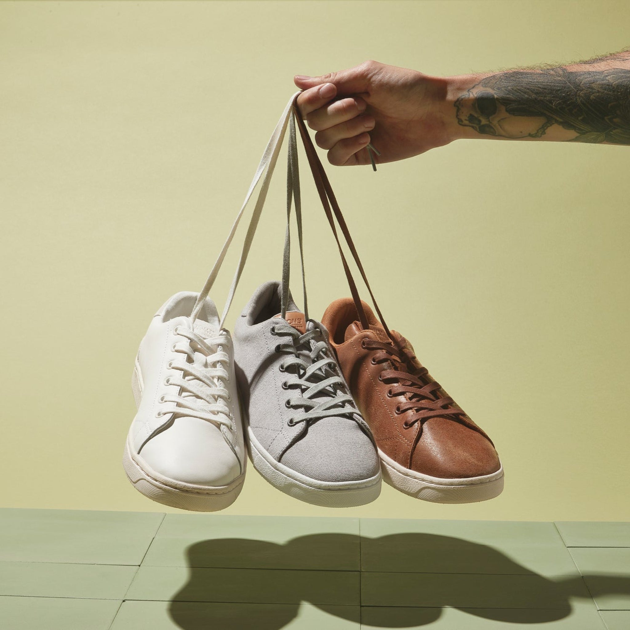 トレヴァ－・ブラウン TRVL LITE Tan Leather Lace-Up Sneaker – TOMS.com