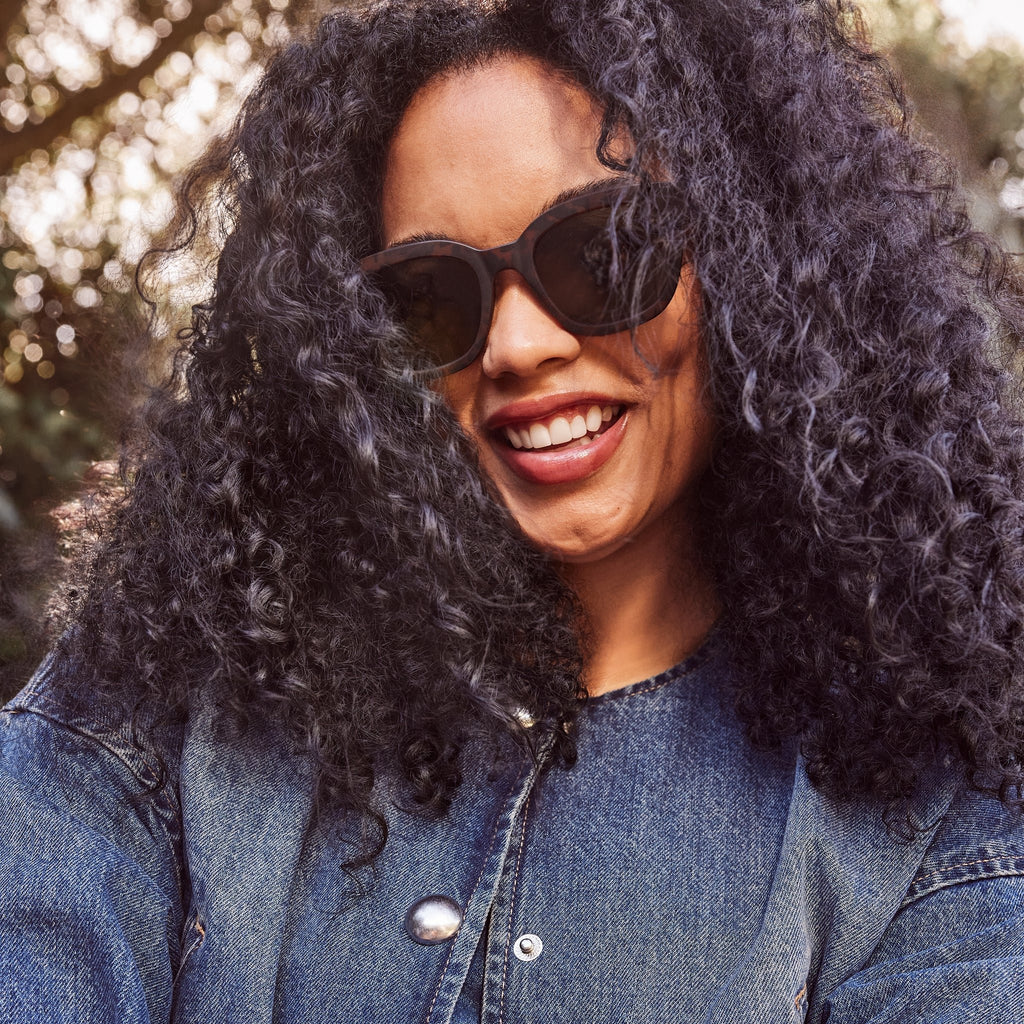 savanna traverler sunglasses in blonde tortoise up close detail shot