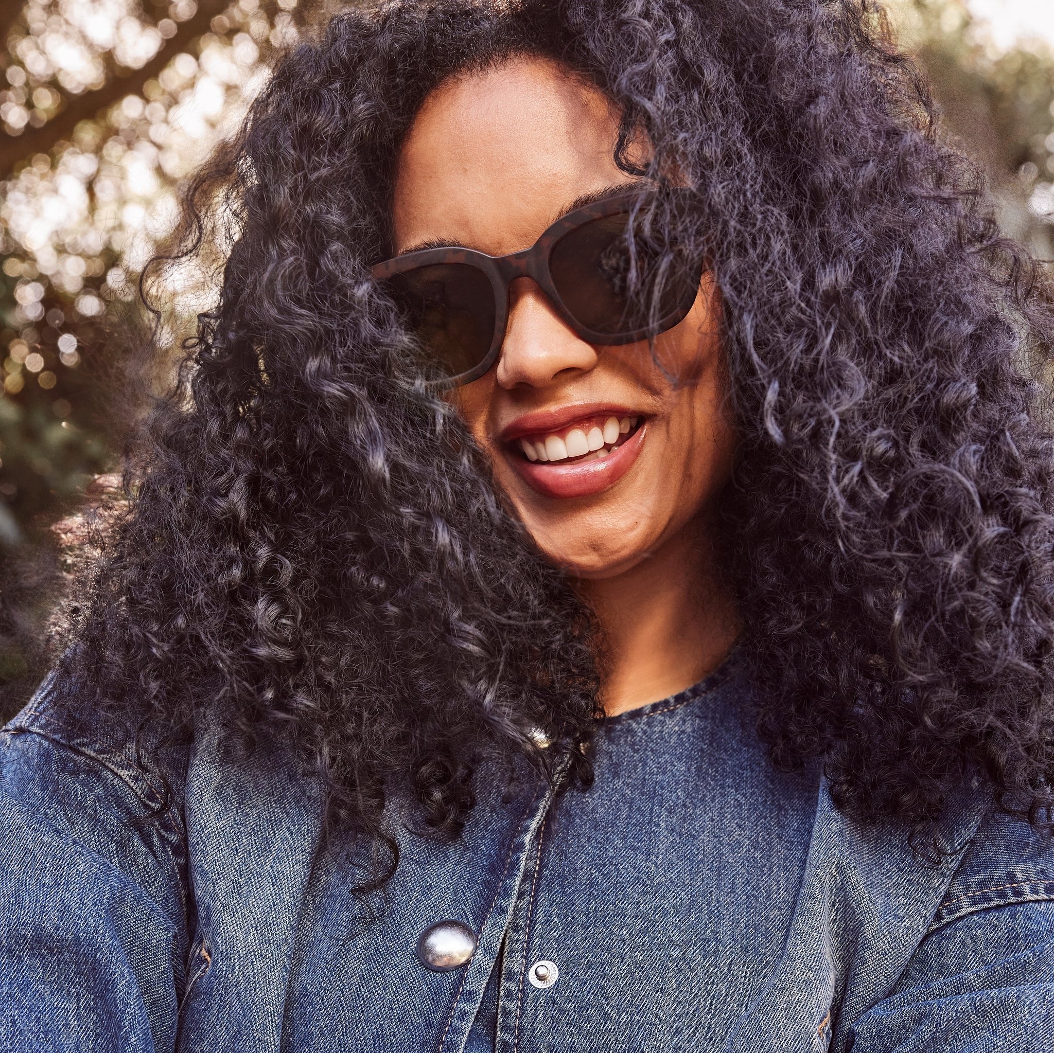 savanna traverler sunglasses in blonde tortoise up close detail shot