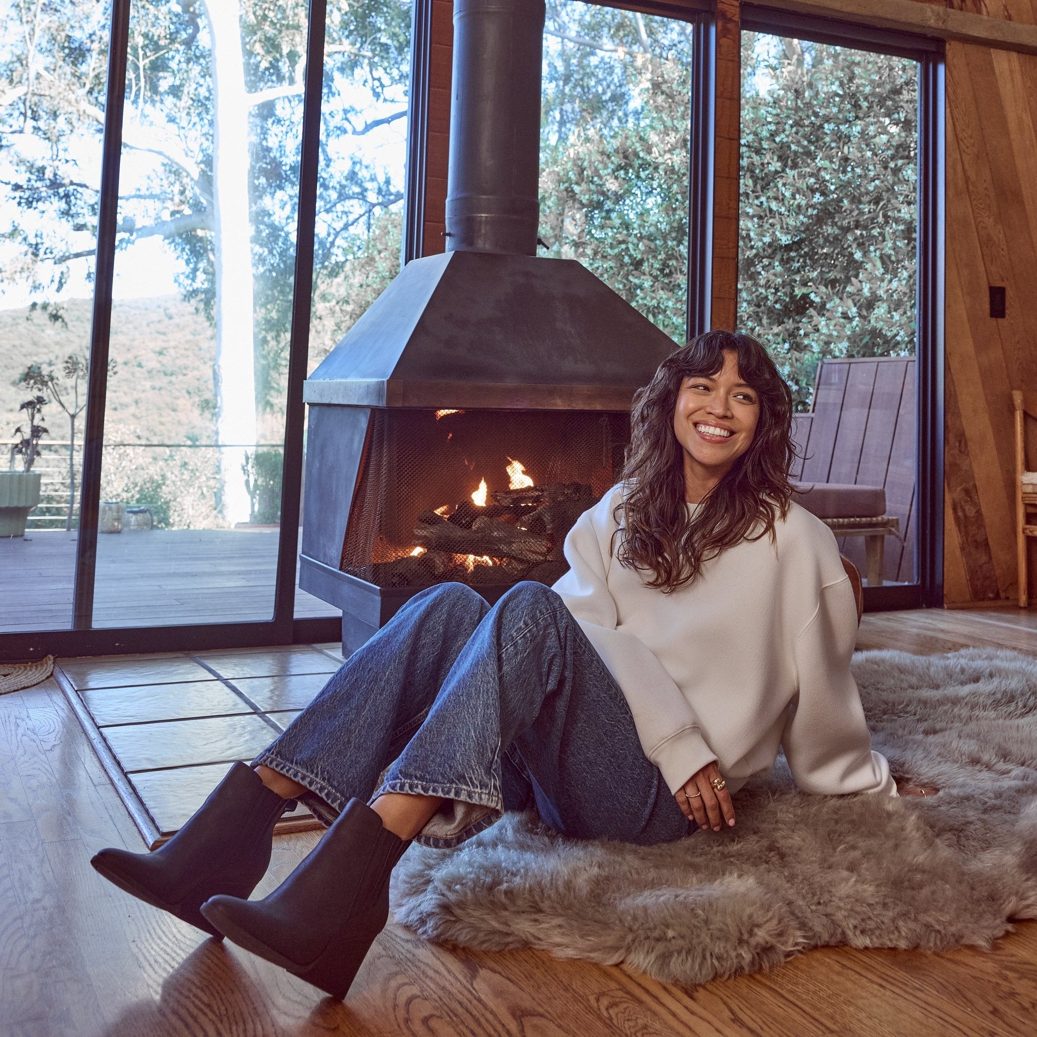 noa chelsea wedge boot in all black on model