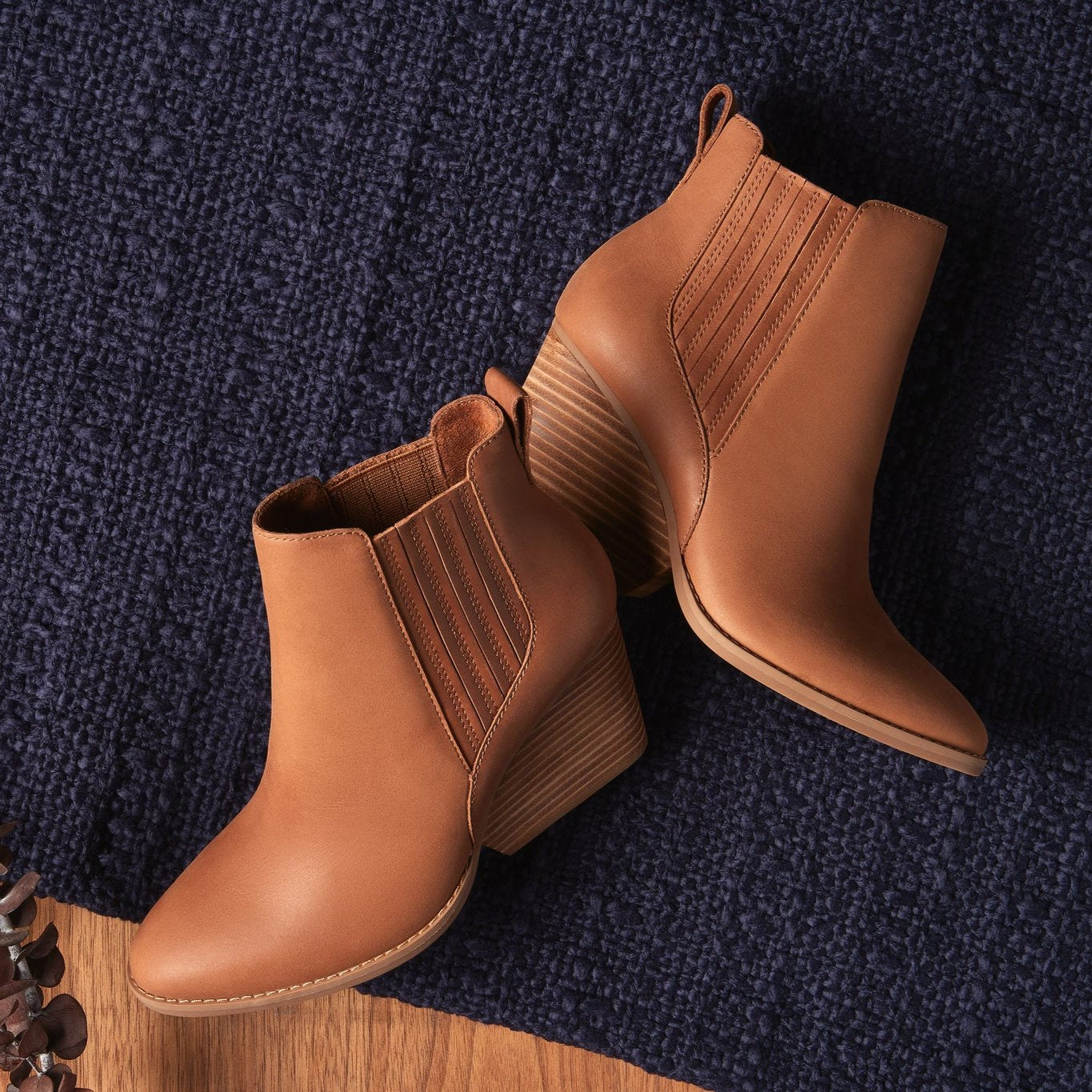 noa wedge boot in brown sugar leather laydown detail shot