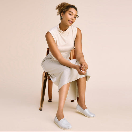 On figure image of the light grey metallic suede Alpargata