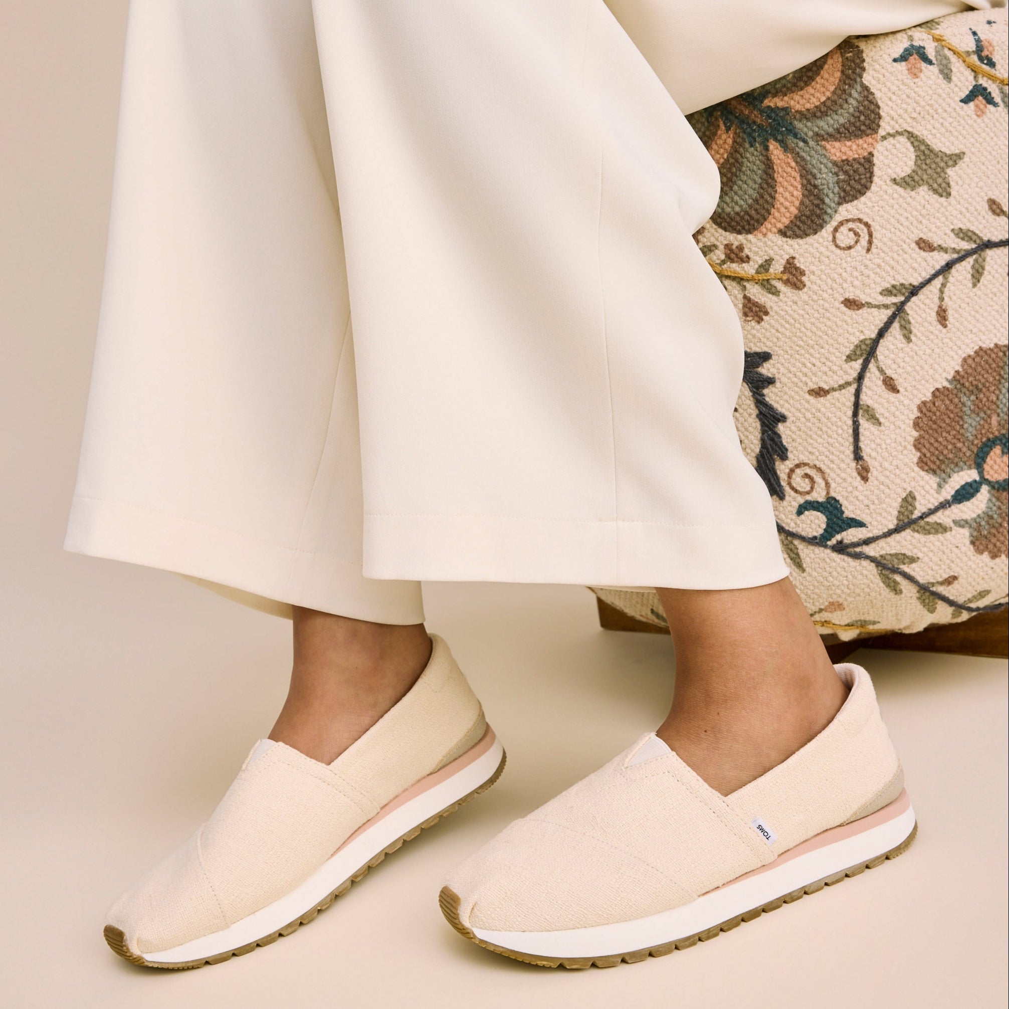 On figure image of the natural Resident Plus sneaker