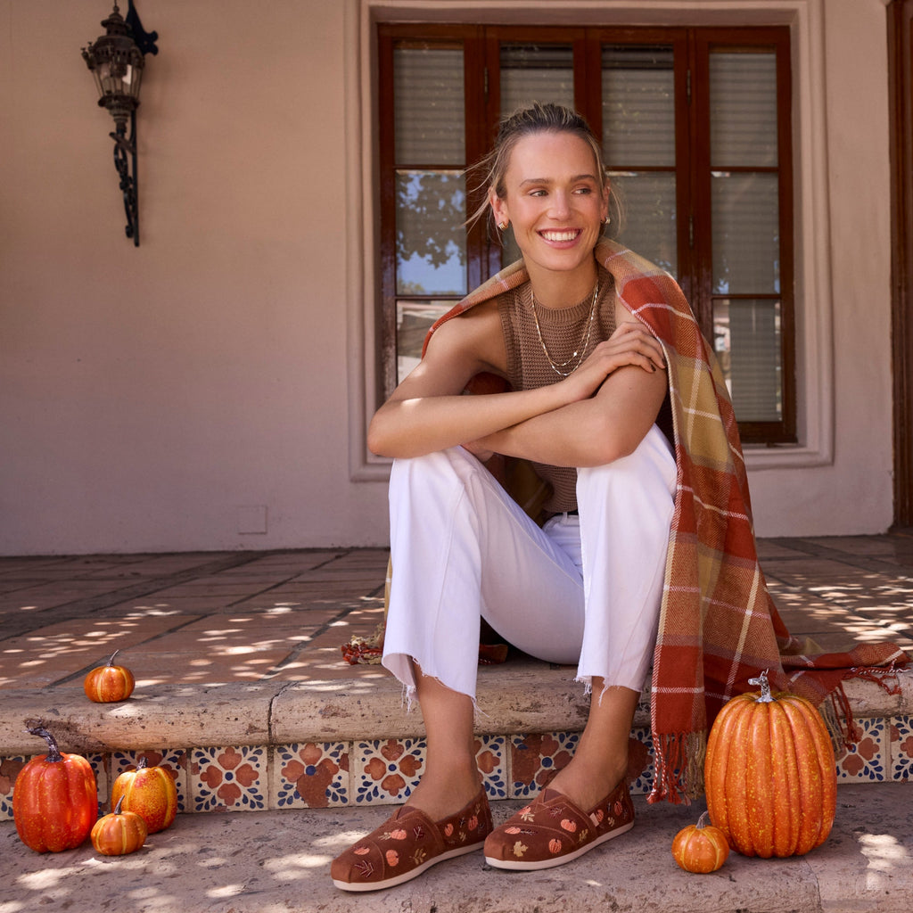 On figure image of the corduroy embroidered pumpkin alpargatas