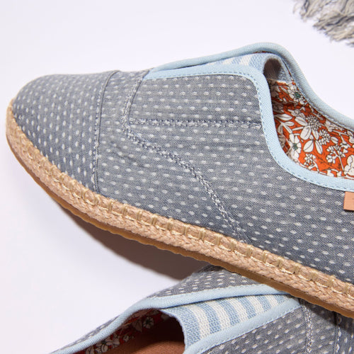 Up close detail shot of the chambray dot Palmera Plus