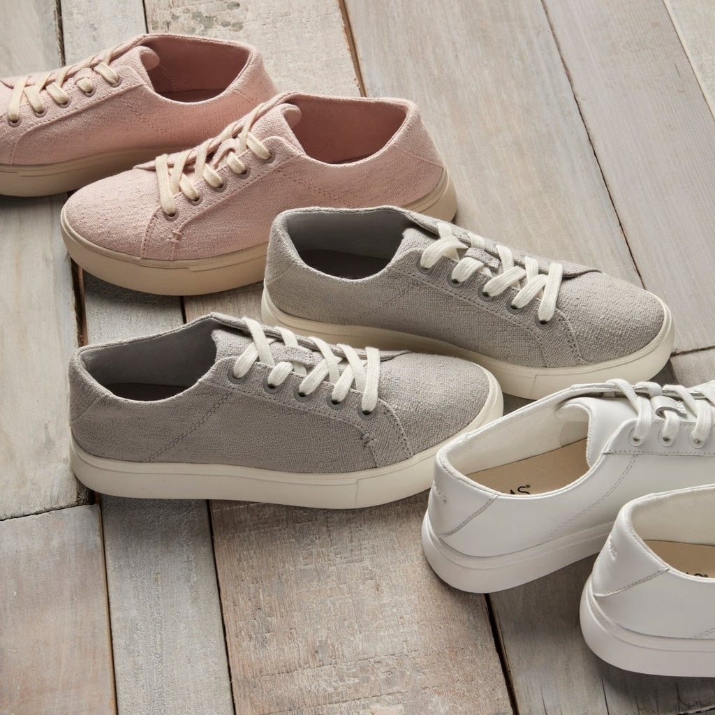 Laydown image of the drizzle grey Kameron sneaker