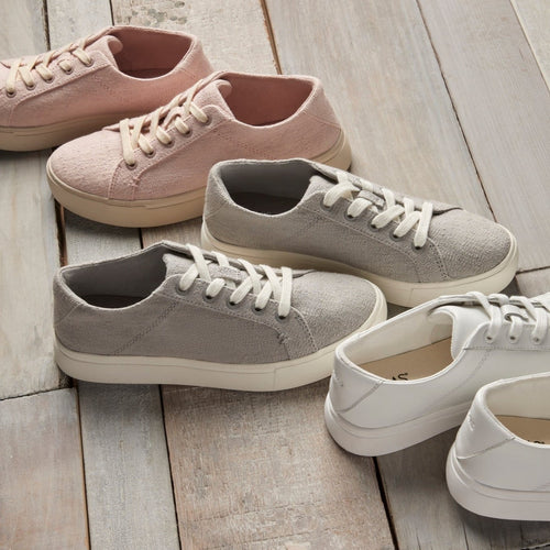 Laydown image of the drizzle grey Kameron sneaker