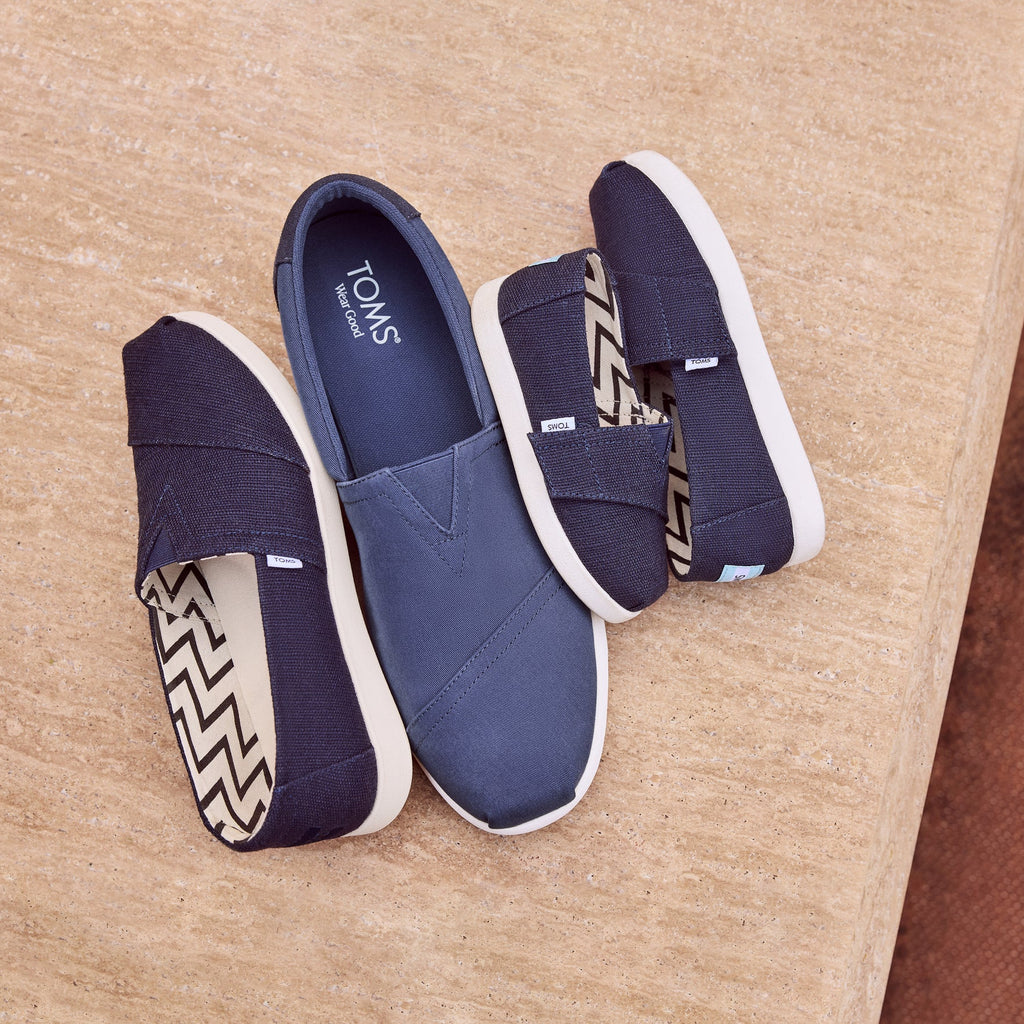 Laydown image of the navy Alpargata Plus family pack 