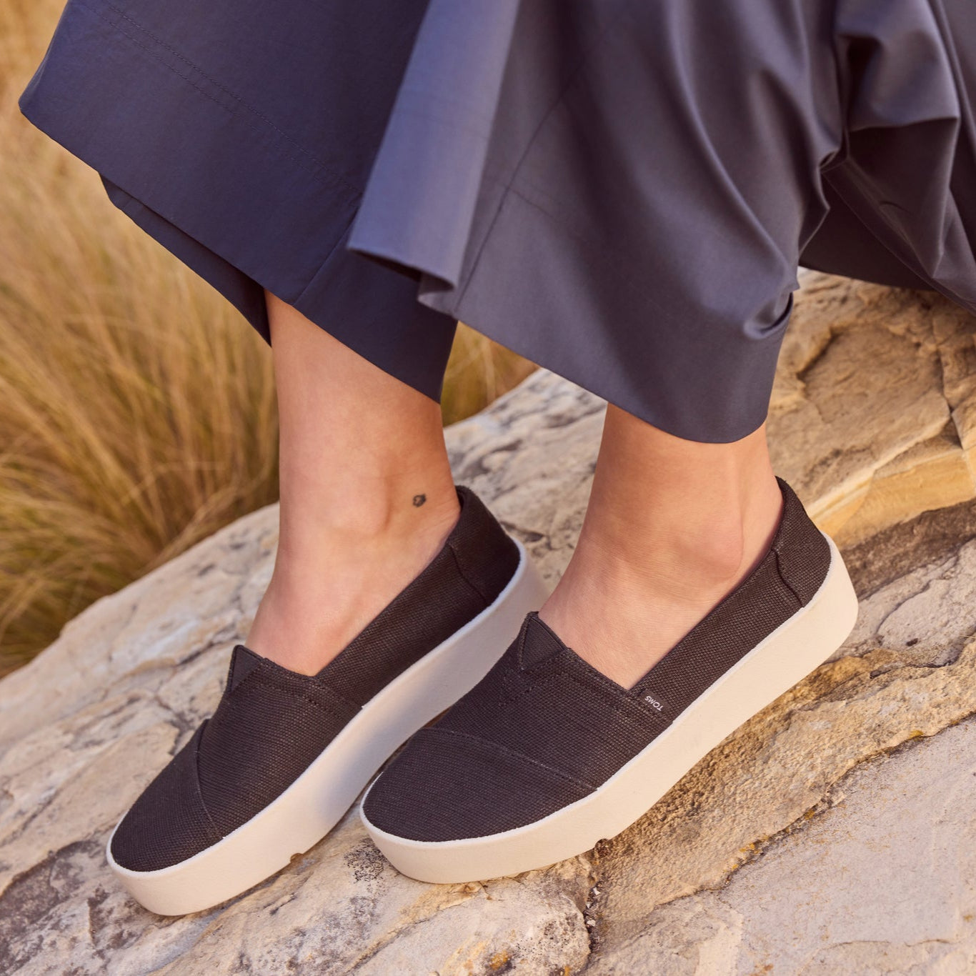 On figure image of the black heritage canvas Verona slip on sneakers