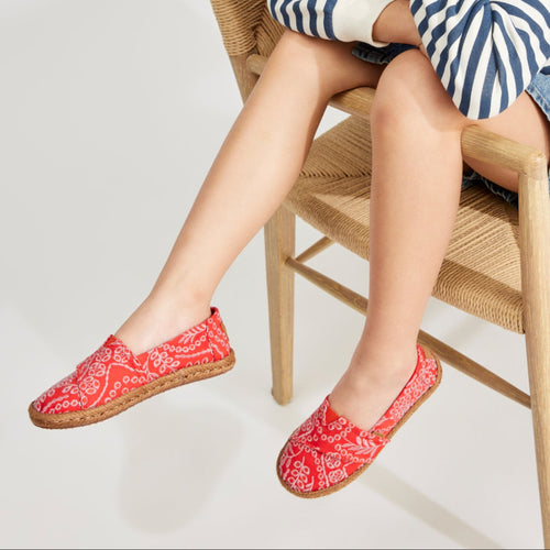 Youth Alpargata Rope 2.0 Flame colorway on model image