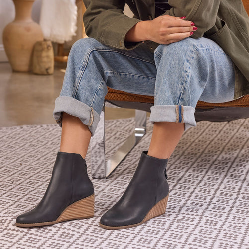 On figure image of the black leather Casey wedge boot