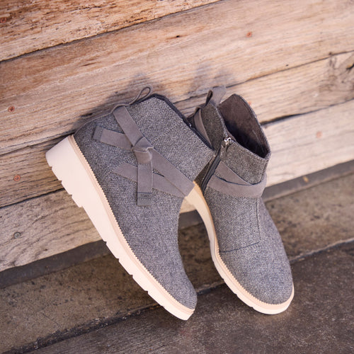 Laydown image of the Womens Marlow Boot Water Repellent Forged Iron Shimmer Twill