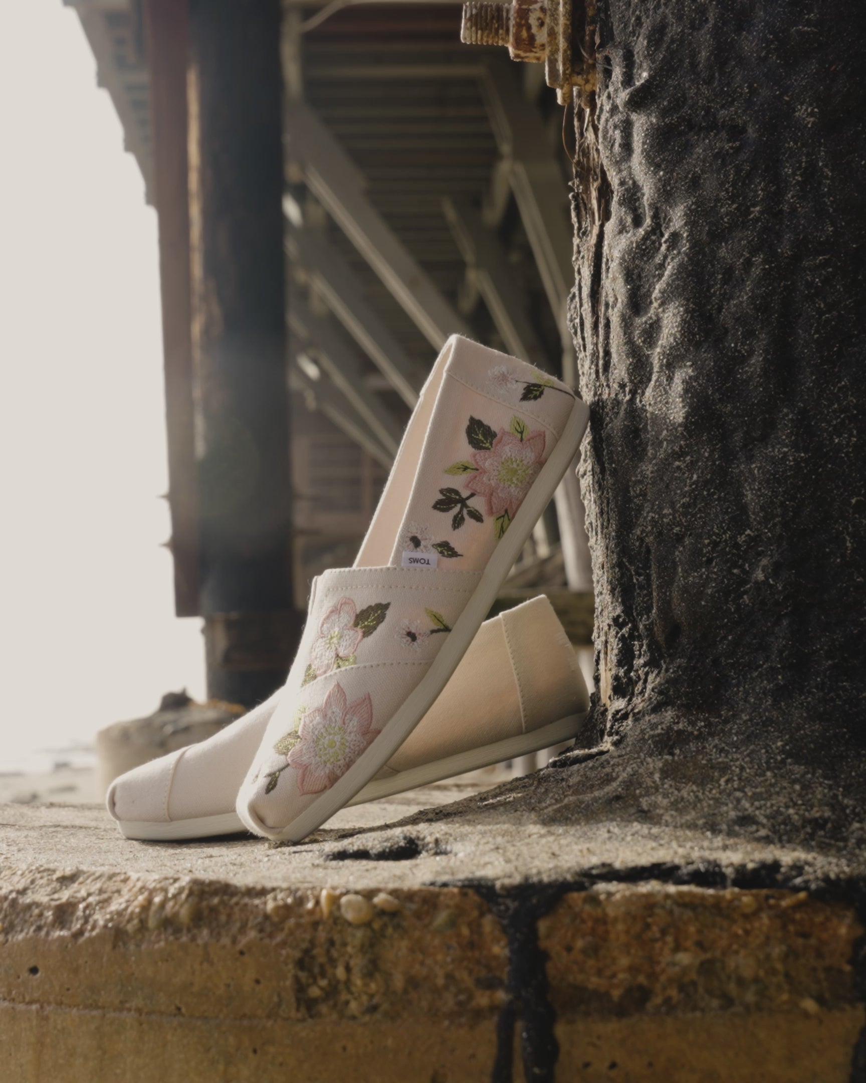 Alpargata classic with embroidered flowers detail, up close shots