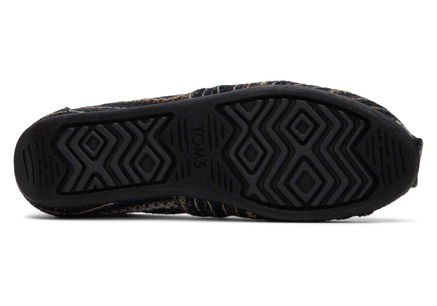 Alpargata Black Embroidered with Faux Fur Bottom Sole View