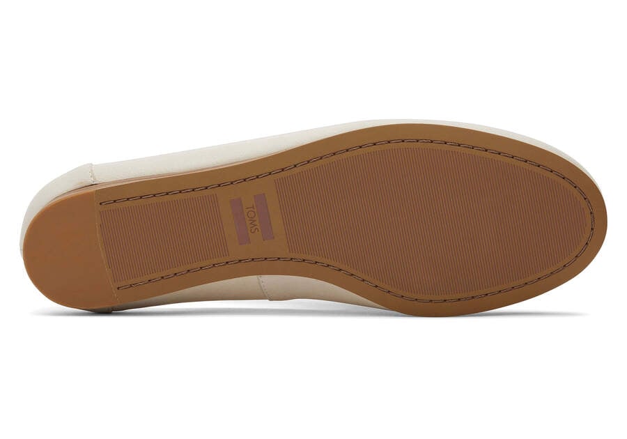 Darcy Cream Leather Flat Bottom Sole View
