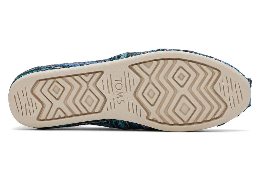 Alpargata Blue Embroidered with Faux Fur Bottom Sole View